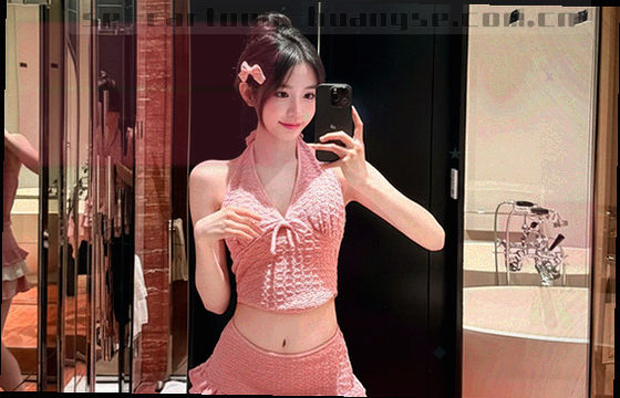 暗金色线条与紫色阴影交叠的抽象几何画面